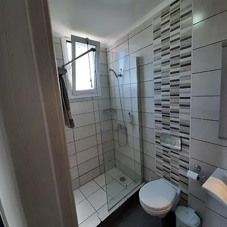 Appealing In With Pool * Μπενίτσες